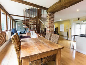 Organic Holidays - The Cloisters Cottage, Fyfield Manor, Benson Road, Benson. OX10 6HA